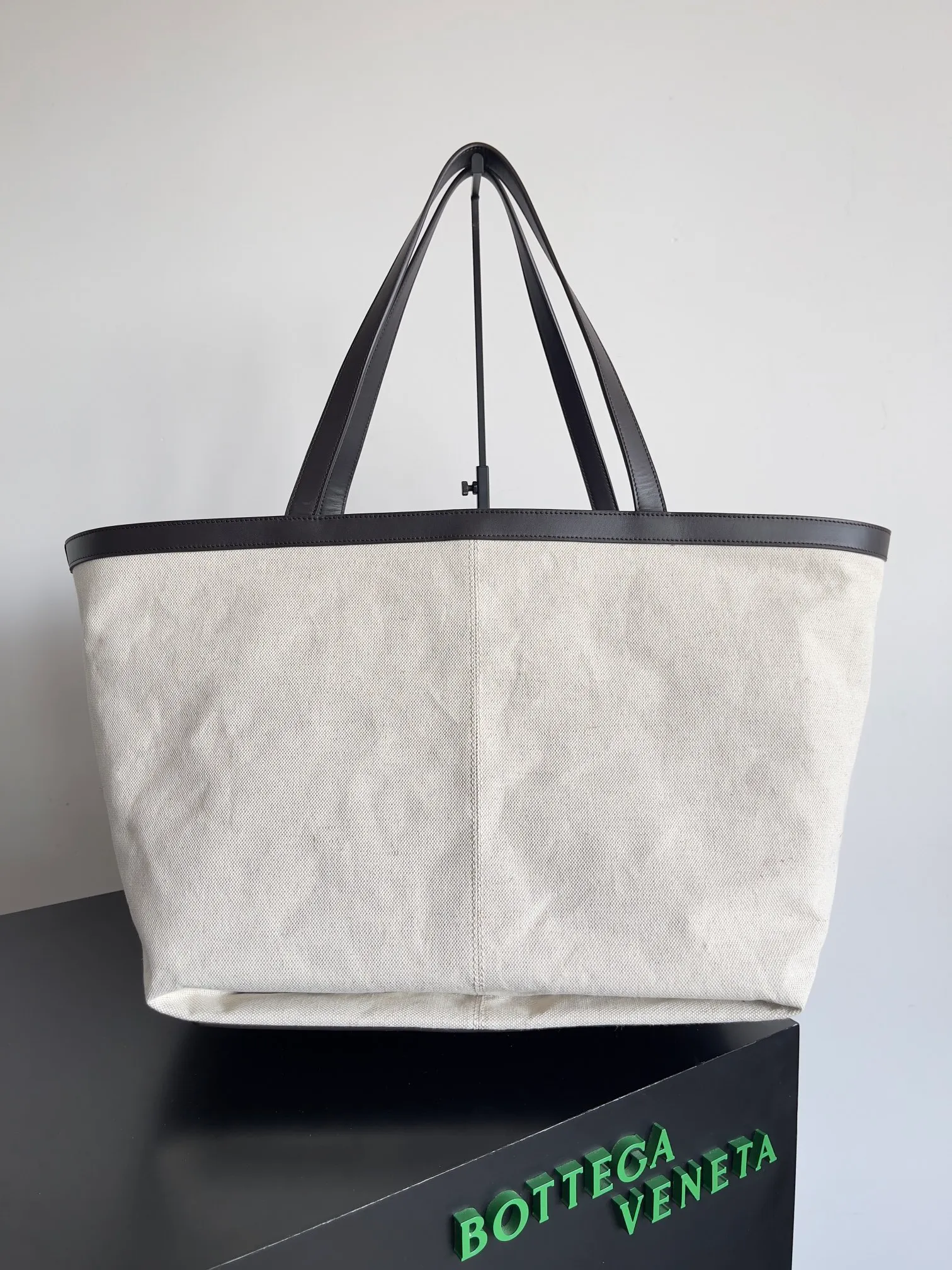 Batch 1960 BV 2023 Early Autumn New Tote Handbag Flip Flap || Deconstructing the classic, the most simple and utilitarian item, it can also have dual styles. Woven pockets 🉑 inside and outside folding, really cool, simple and utilitarian item, a must-have for travel, commuting, traveling, and taking care of a baby. Xiaohongshu's hot style, the appearance is retro and fashionable, not inferior to the full leather model at all. Style number: 754915 Size: 60*27*33cm